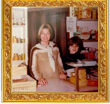 Alain Indria als kind in dieetwinkel van Odette