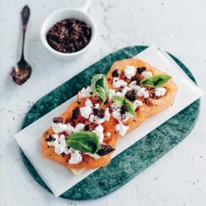 koken zonder bijkomen cracker met geitenkaas tomaat en tapenade